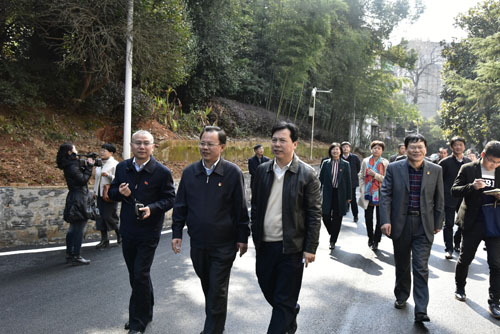 我市召开市直机关拆违拆临建绿透绿现场会