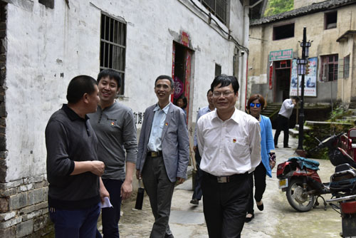 市直机关工委与严台村党支部结对联动协力脱贫攻坚