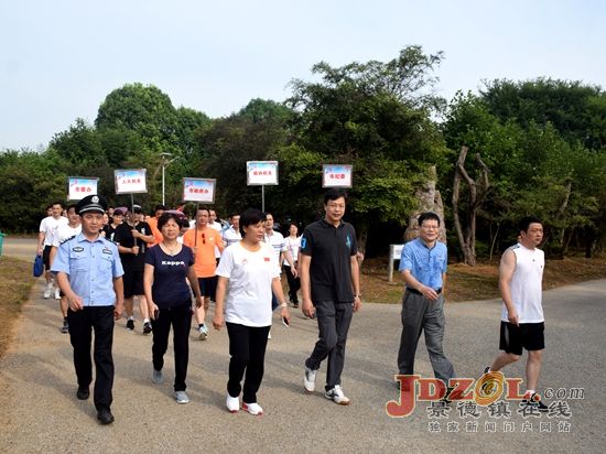 景德镇市直机关开展“全民健身日”健步走活动