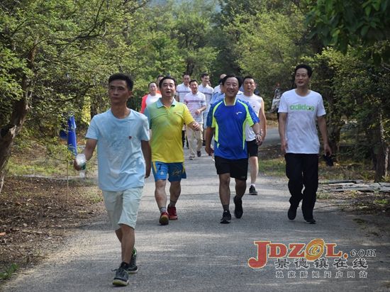景德镇市直机关开展“全民健身日”健步走活动