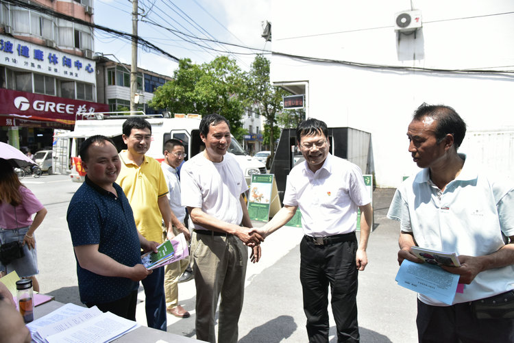 市直机关工委党员志愿者开展送科技下乡活动