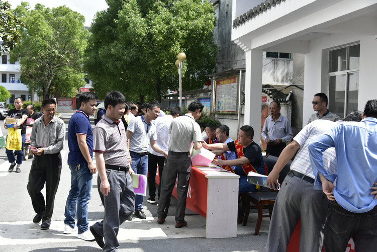 市直机关工委党员志愿者开展送科技下乡活动