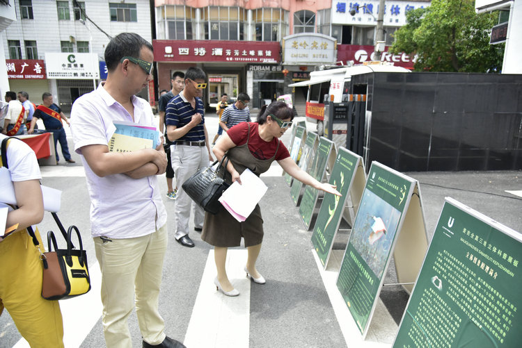 市直机关工委党员志愿者开展送科技下乡活动