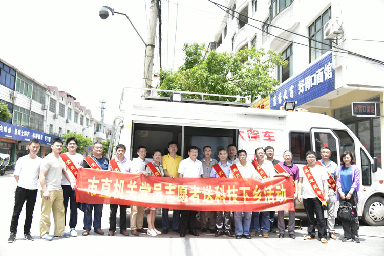 市直机关工委党员志愿者开展送科技下乡活动