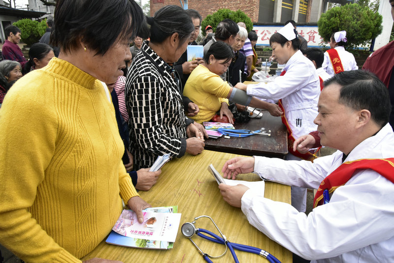 市直机关工委组织党员志愿者开展送医疗下乡活动