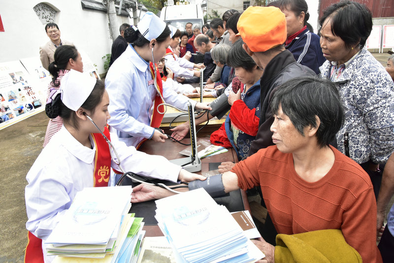 市直机关工委组织党员志愿者开展送医疗下乡活动