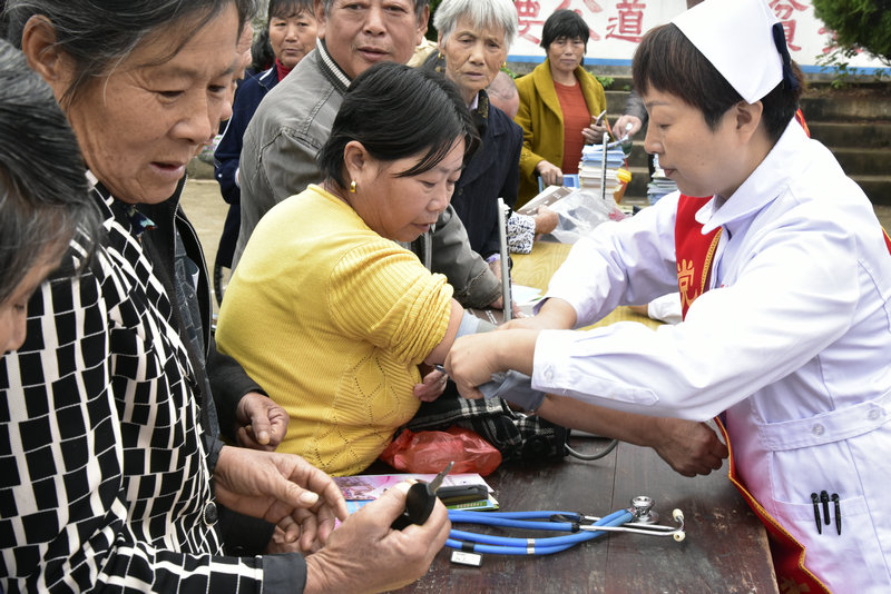 市直机关工委组织党员志愿者开展送医疗下乡活动