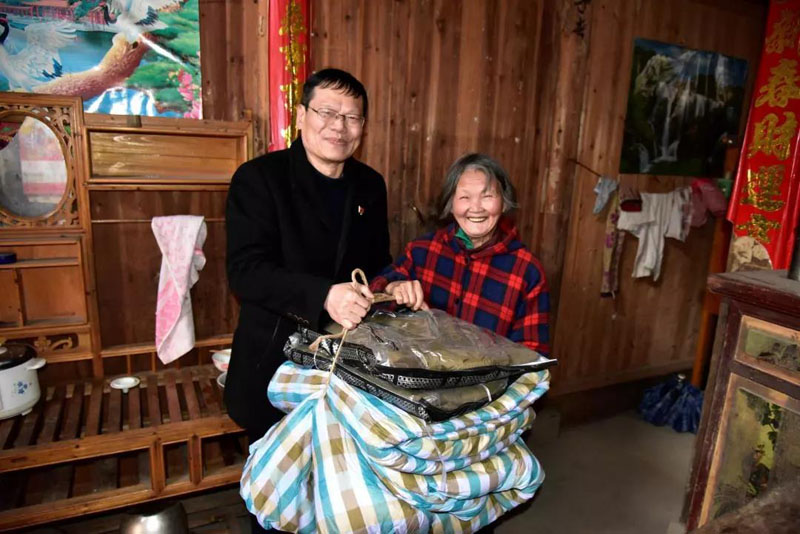 市直机关工委到挂点扶贫村开展春节慰问活动