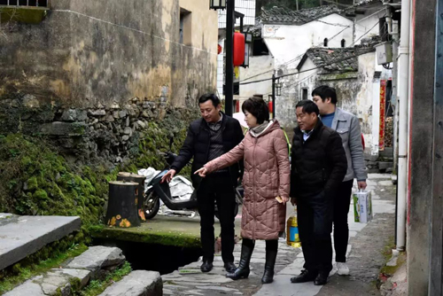 市直机关工委赴挂点扶贫村开展主题党日活动