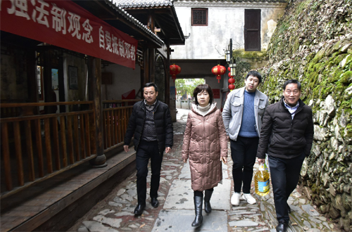 市直机关工委赴挂点扶贫村开展主题党日活动