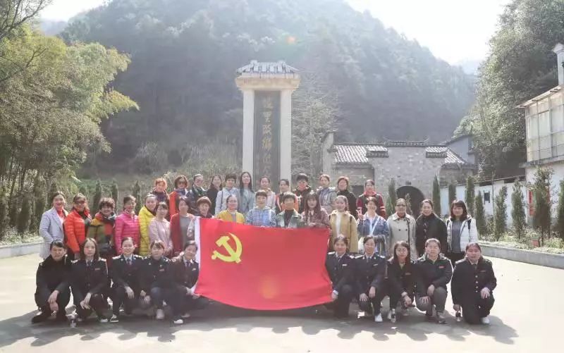 市税务局组织“税务巾帼心向党庆‘三八’送税法下乡”主题活动