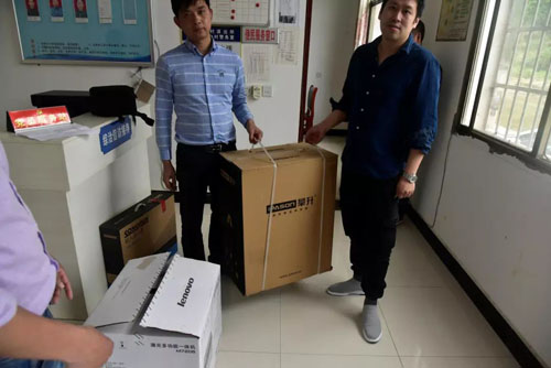 市直机关工委组织开展“助农采茶”党员志愿服务活动