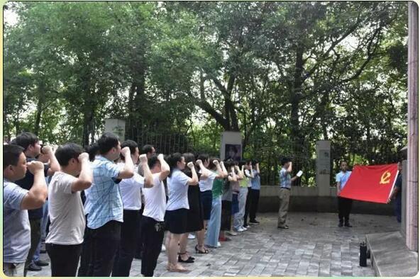 市直机关工委组织市直新党员开展“不忘初心 牢记使命”入党宣誓活动