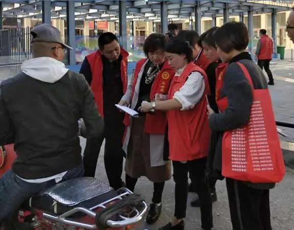 市直机关工委赴共建社区 开展“民情大走访，双创大帮扶”活动