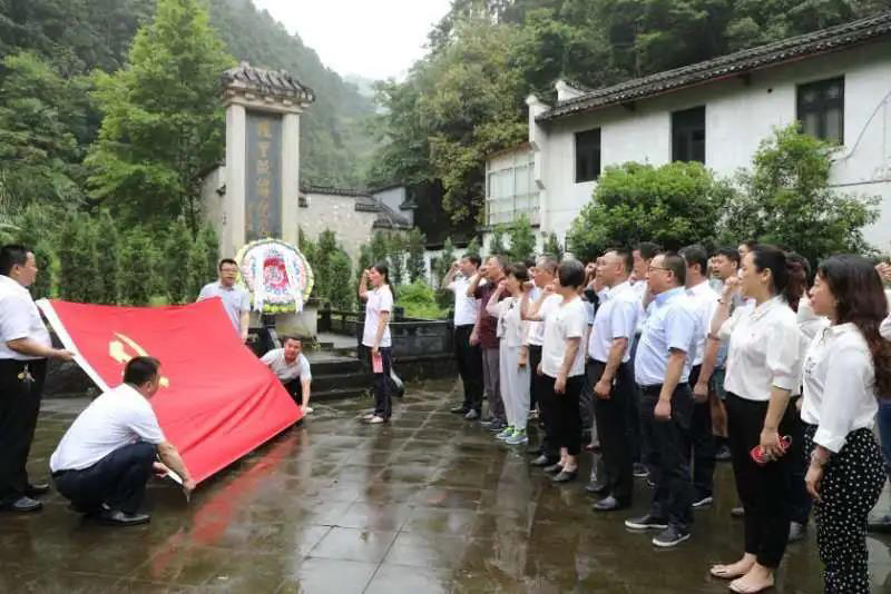 景德镇市直机关工委党总支联合国网景德镇供电公司党委开展“传承红色精神 坚守初心使命”主题党日活动