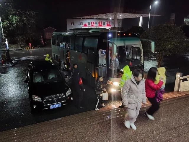 您当前的位置 ： 江西文明网  >  江西好人网  >  聚焦身边好人 20余名游客赏雪被困，关键时刻他们出现了......