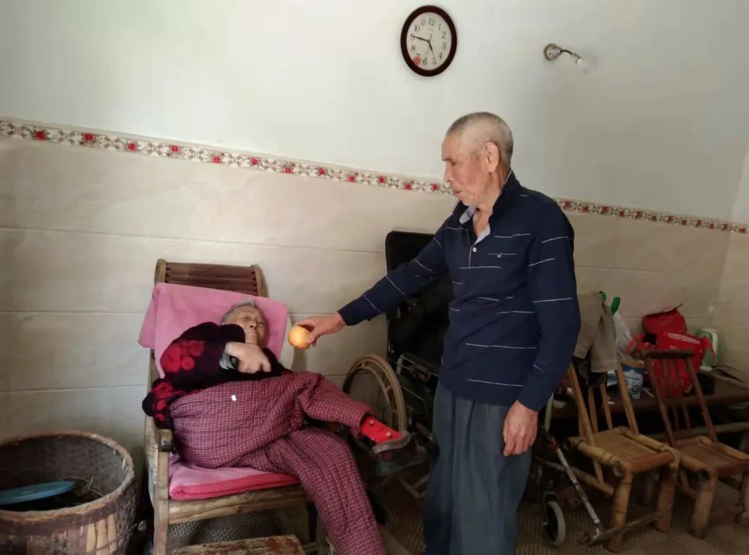 且以深情共白头！好丈夫悉心照顾患病妻子二十年