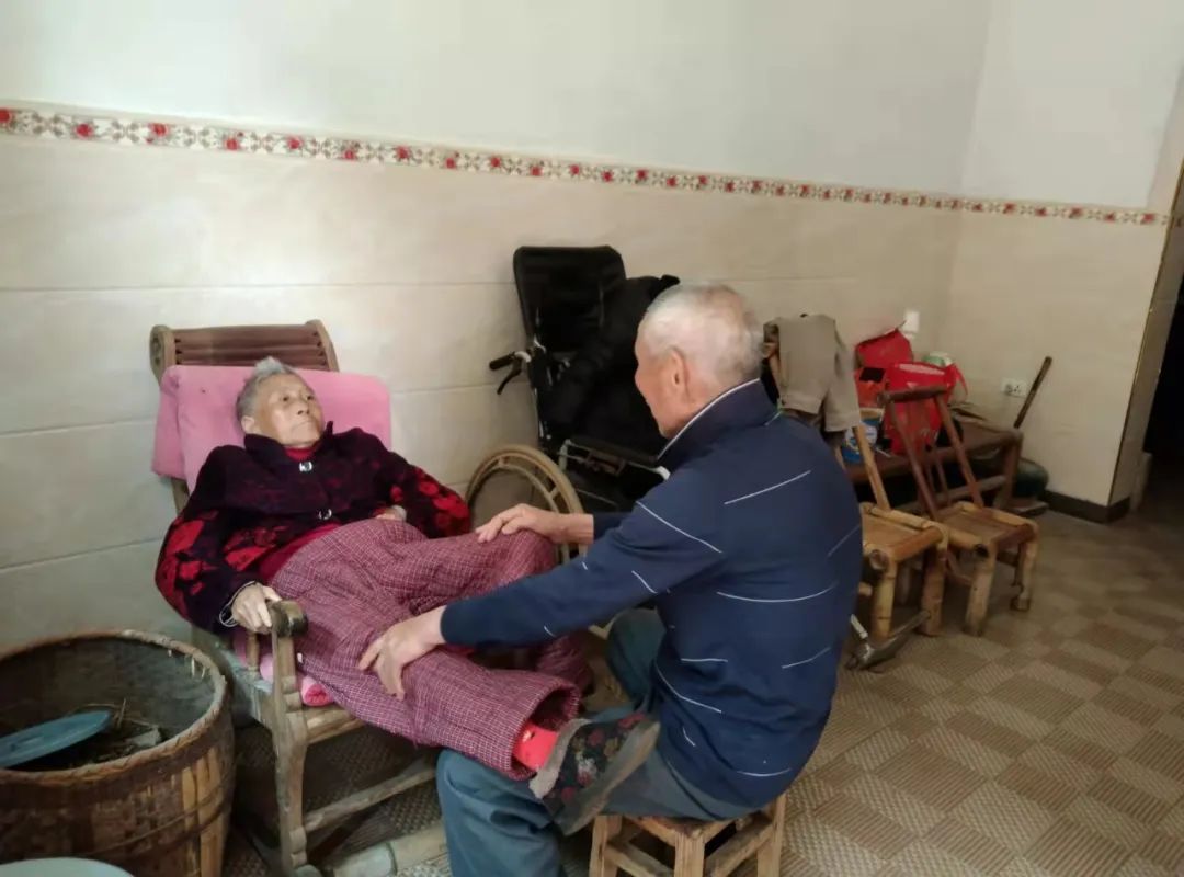 且以深情共白头！好丈夫悉心照顾患病妻子二十年