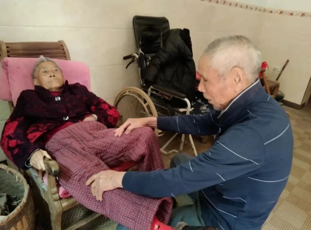 且以深情共白头！好丈夫悉心照顾患病妻子二十年