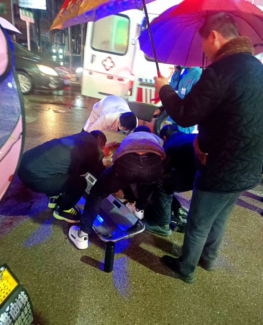 寒冬雨夜，大妈被撞昏迷！关键时刻她挺身而出……
