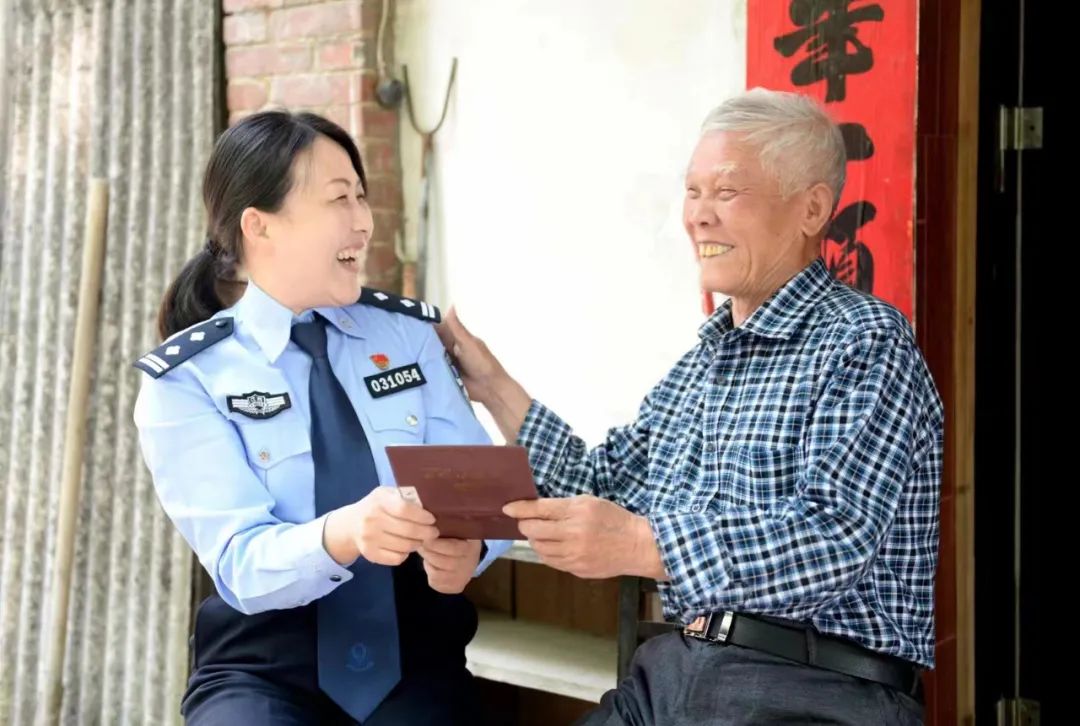 全国岗位学雷锋标兵风采——黄莺