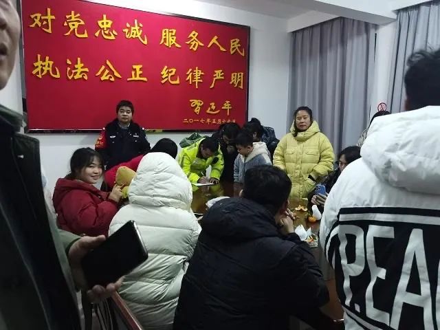 您当前的位置 ： 江西文明网  >  江西好人网  >  聚焦身边好人 20余名游客赏雪被困，关键时刻他们出现了......