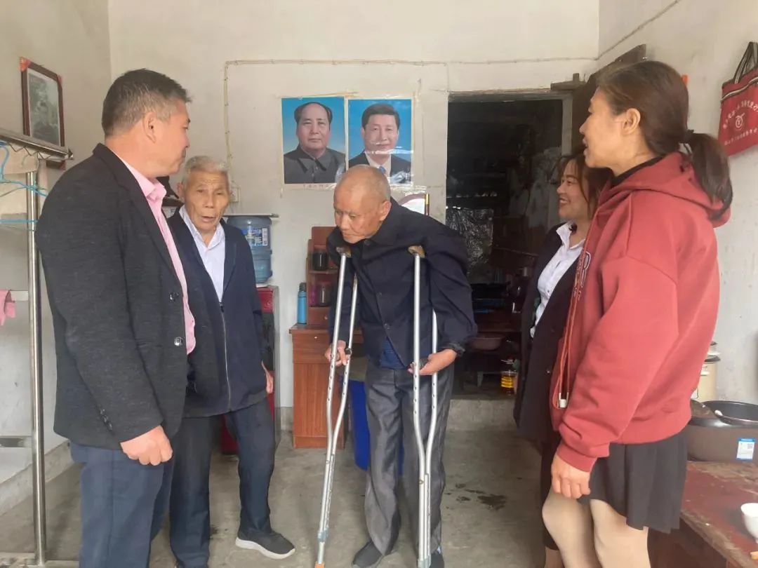 32年的无私照顾，两老人不是兄弟胜似兄弟！