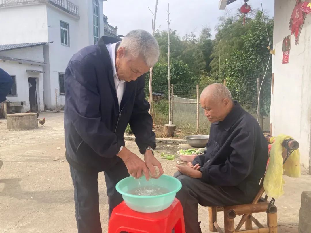 32年的无私照顾，两老人不是兄弟胜似兄弟！