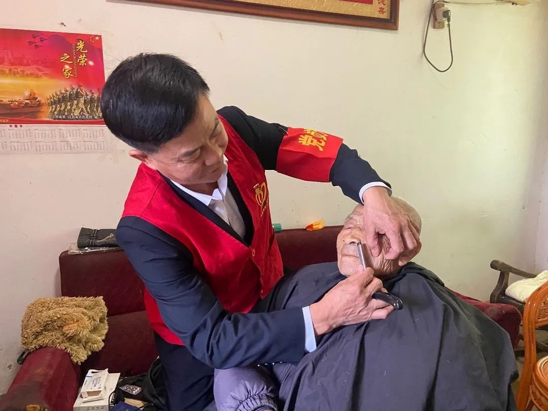 “保重身体，下个月我还会再来。”