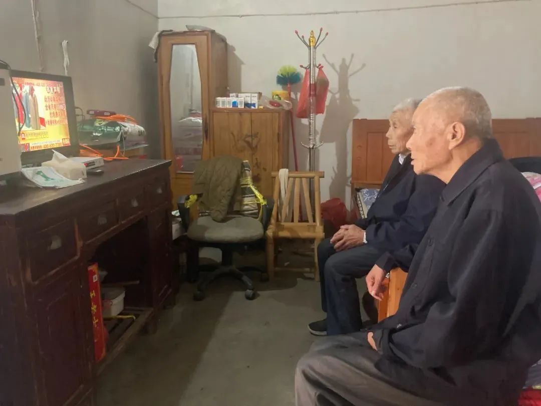 32年的无私照顾，两老人不是兄弟胜似兄弟！