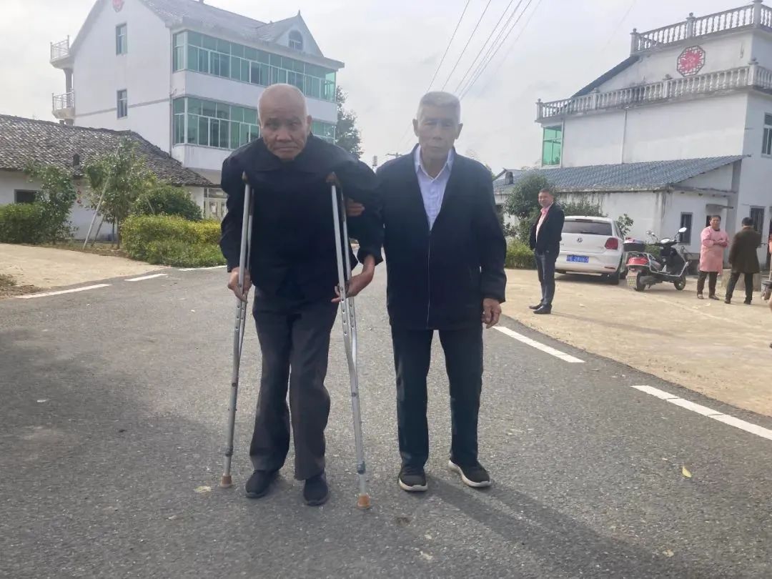 32年的无私照顾，两老人不是兄弟胜似兄弟！