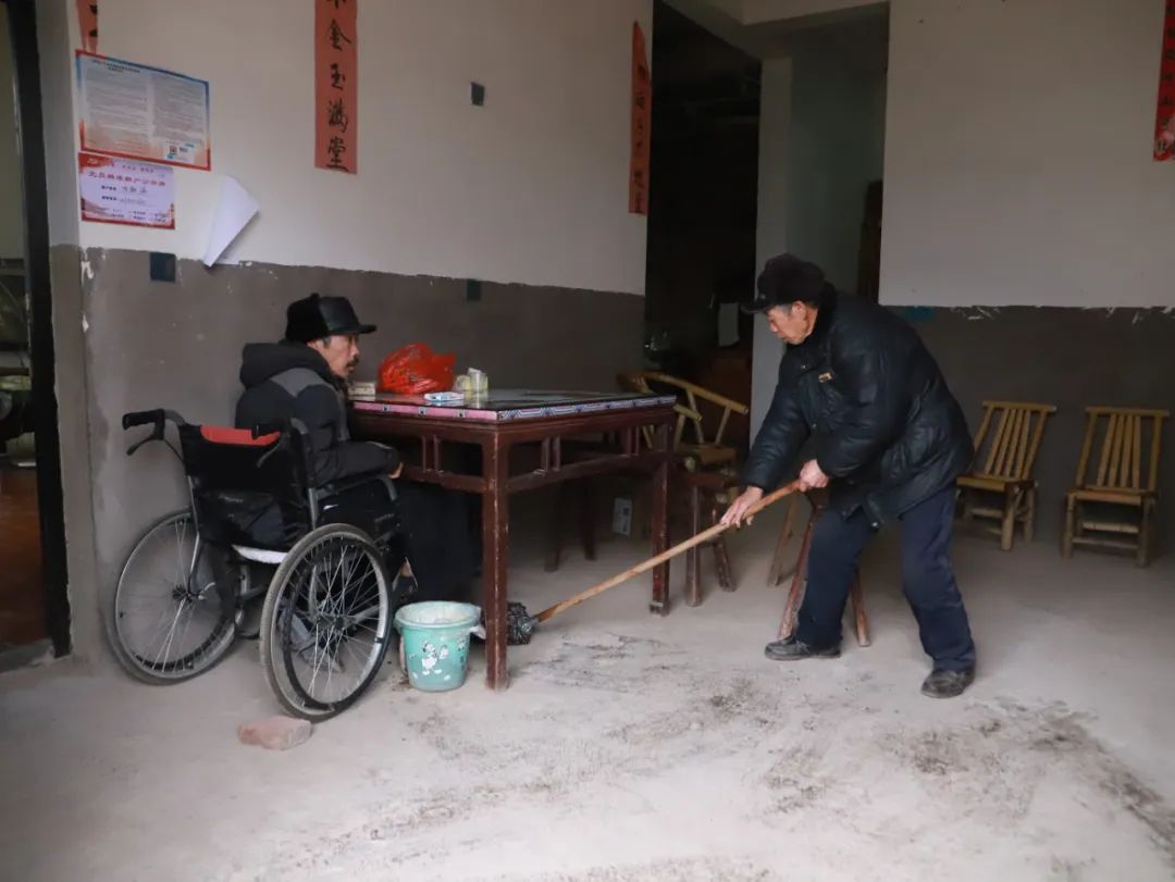 乡村老夫妇义务照顾瘫痪邻居