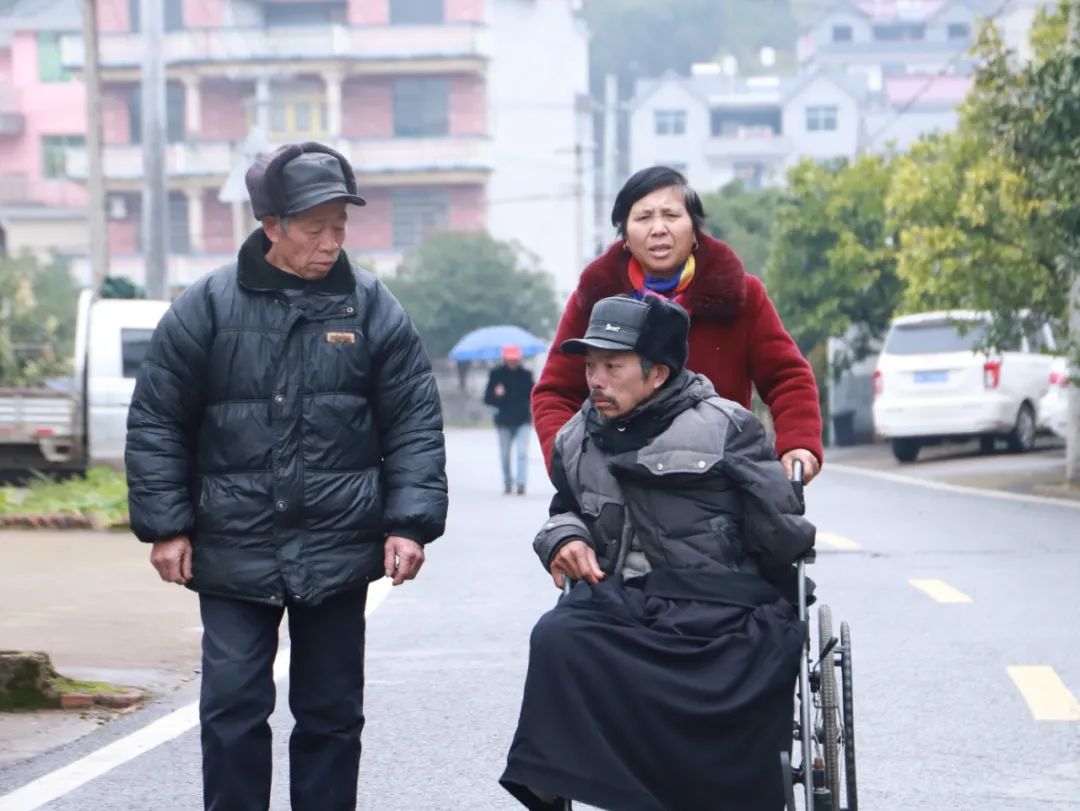 乡村老夫妇义务照顾瘫痪邻居