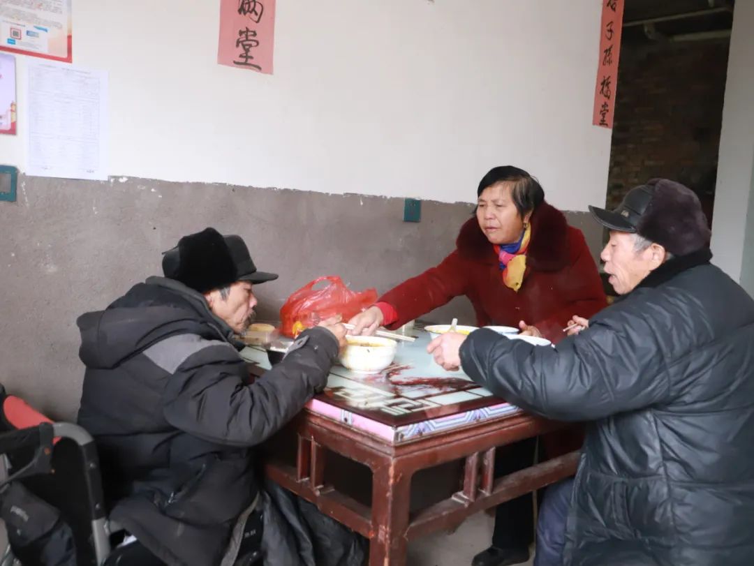 乡村老夫妇义务照顾瘫痪邻居