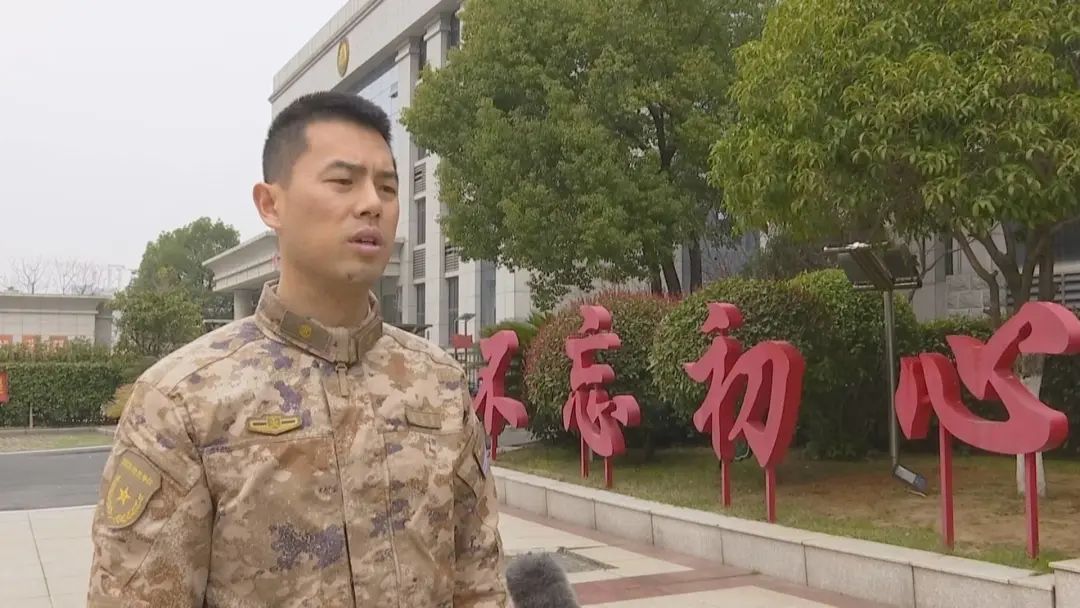 危急时刻，他挺身而出