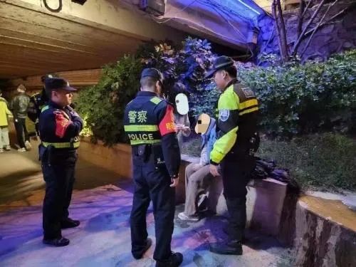 他纵身一跃，温暖了一座城