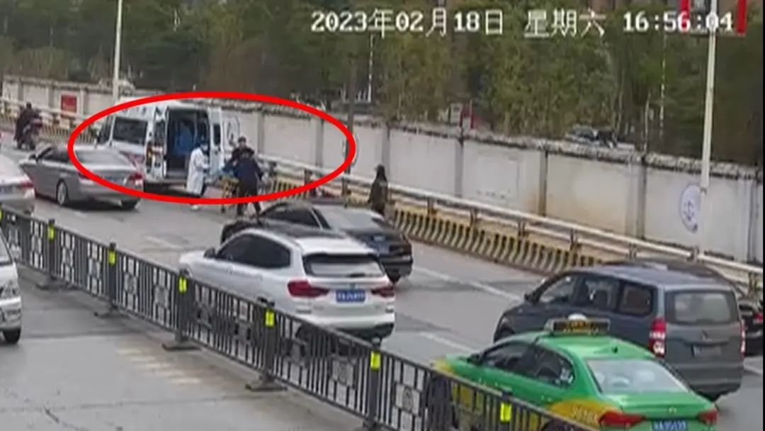 危急时刻，他挺身而出