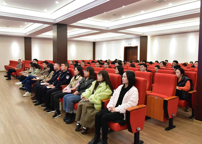 2023年市直机关党课“半月大讲坛”暨青年干部理论学习班开讲啦