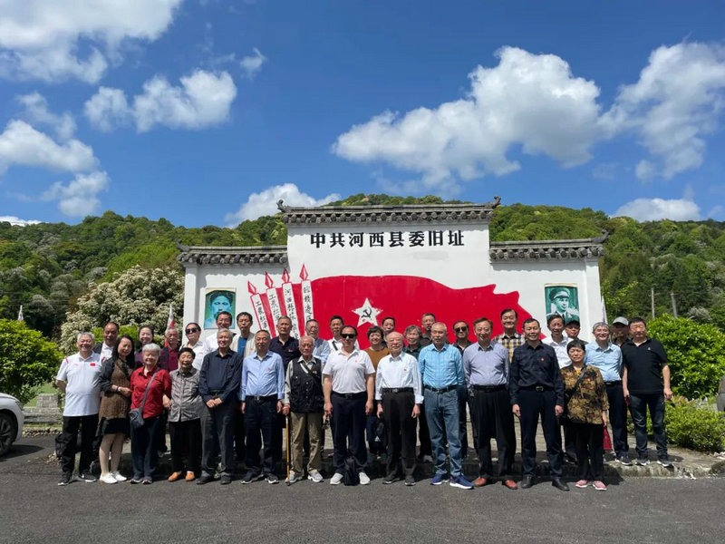 市政协机关组织老干部开展“红色走读”活动
