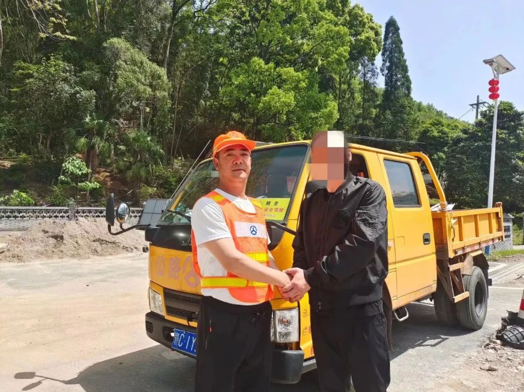 就在江西一河边，太惊险！他跳入水中……