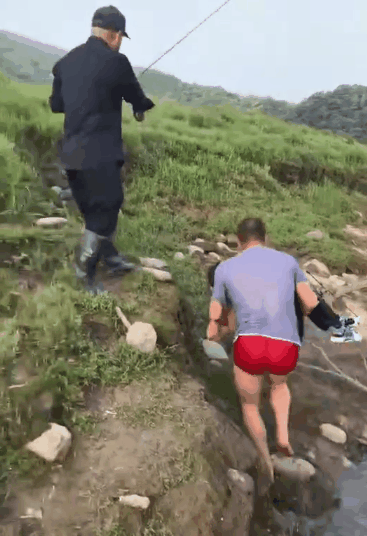 就在江西一河边，太惊险！他跳入水中……