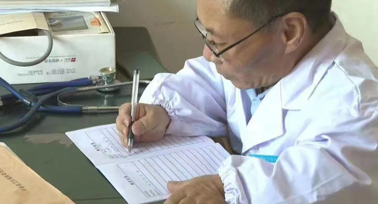 身高仅有90厘米，妻子背他走上传奇路！