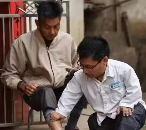 身高仅有90厘米，妻子背他走上传奇路！