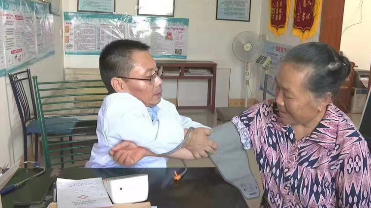 身高仅有90厘米，妻子背他走上传奇路！