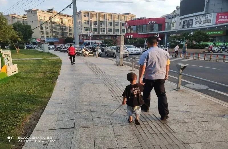 街头，10岁娃捡到3岁娃！接下来……