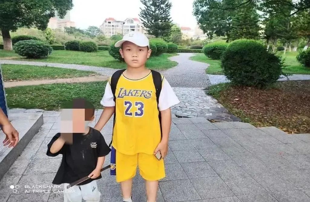 街头，10岁娃捡到3岁娃！接下来……