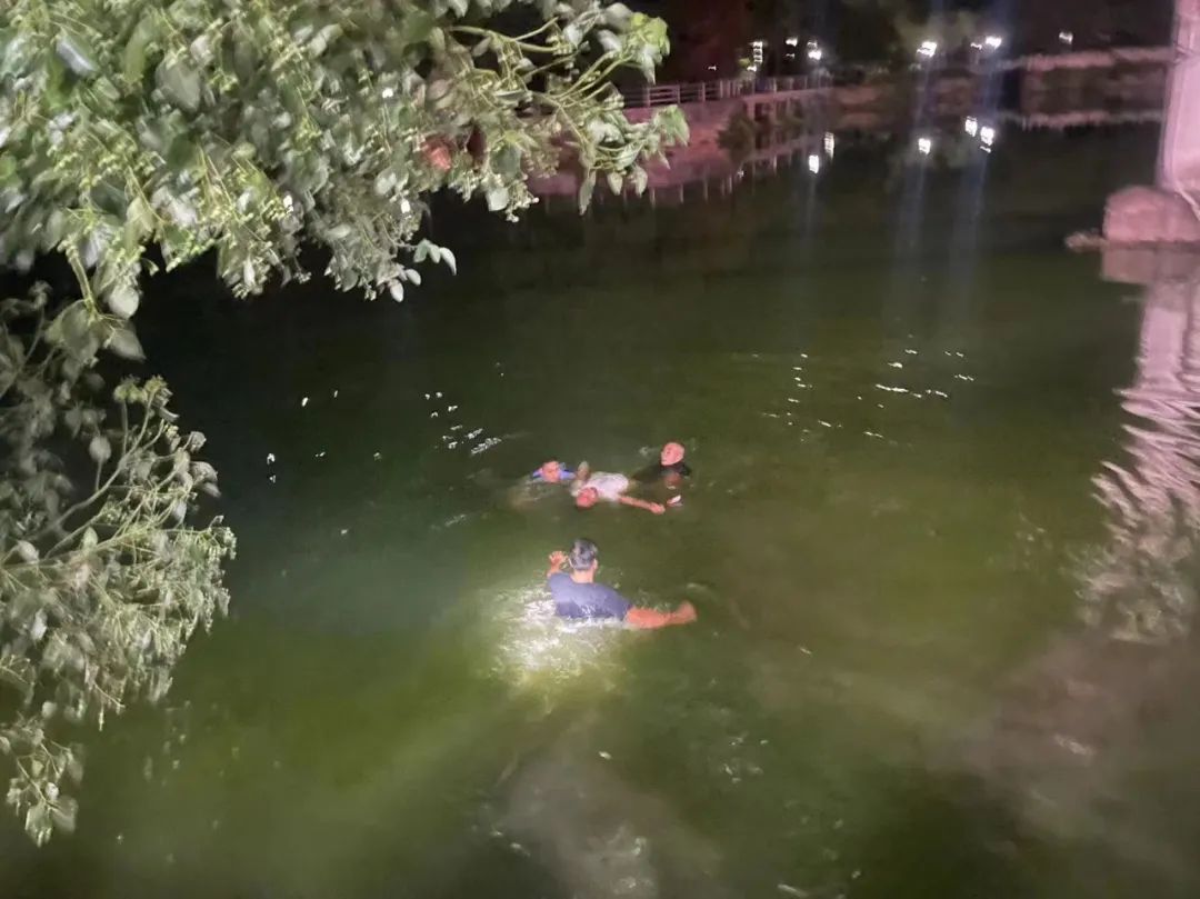 深夜，就在江西一广场内……