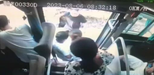 就在一公交车上，幸好……
