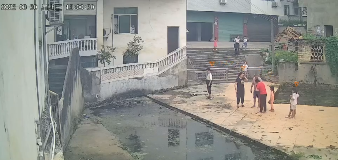 事发江西一池塘！3岁小孩在水面……