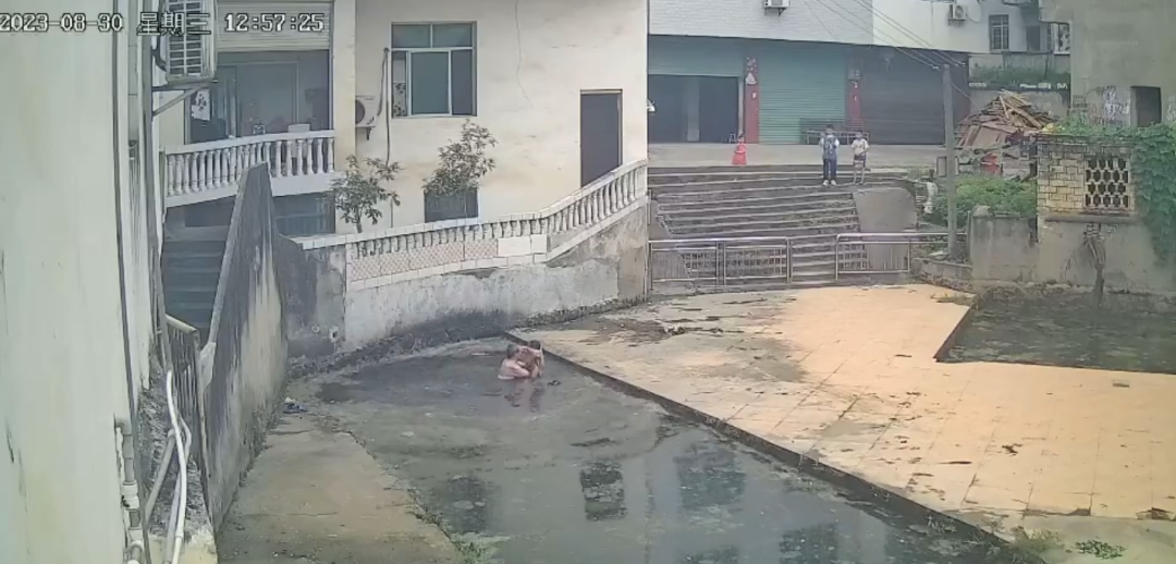 事发江西一池塘！3岁小孩在水面……